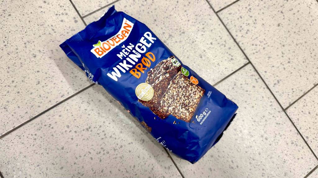 Eine getestete 600g-Packung Brotbackmischung liegt auf einem Fliesenboden.