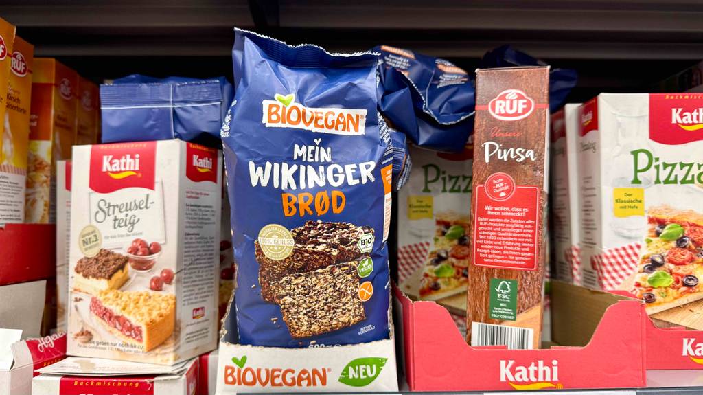 Brotbackmischung im Test: Mehrere Sorten stehen zwischen anderen Produkten in einem Regal.