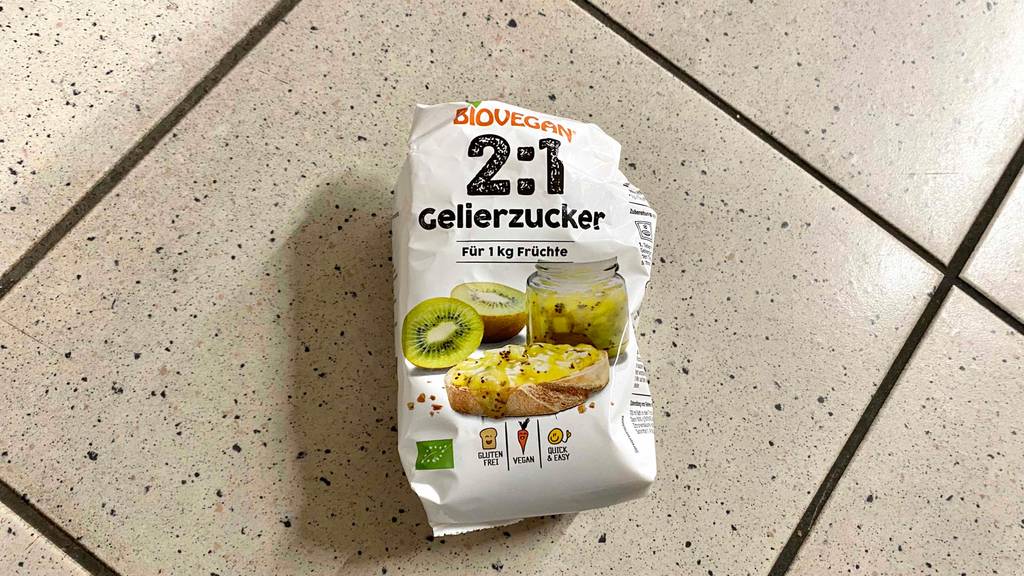 Gelierzucker-Test: Eine Packung 2:1 Gelierzucker für 1 kg Früchte liegt auf dem Boden.