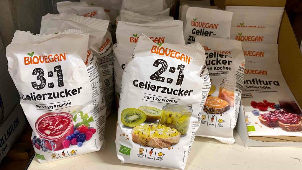 Mehrere Packungen Gelierzucker von Biovegan sind zum Test bereit in einem Regal.