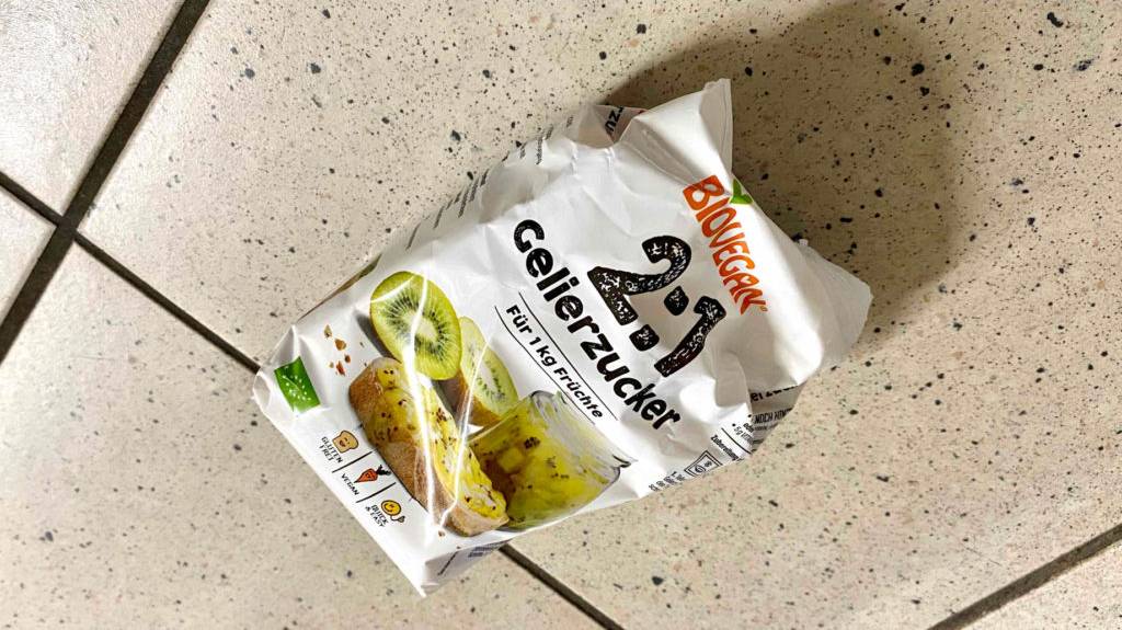 Eine Packung Gelierzucker im Test der Marke Biovegan liegt auf dem Boden.