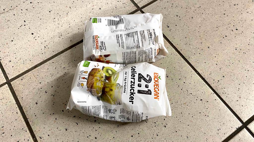 Zwei 500-Gramm-Packungen getesteter Gelierzucker von Biovegan liegen auf dem Boden.