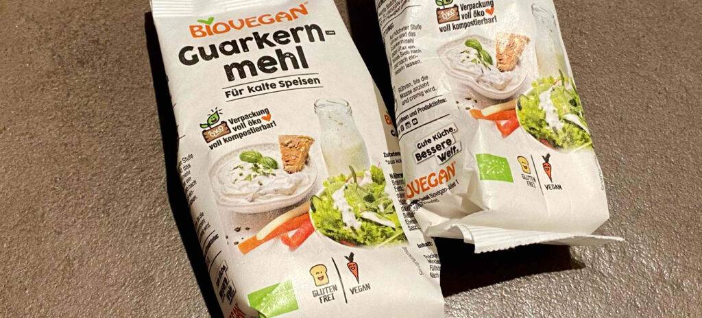 Guarkernmehl-Test: eine Verpackung mit glutenfreiem und veganem Mehl für kalte Speisen liegt auf einer braunen Oberfläche.