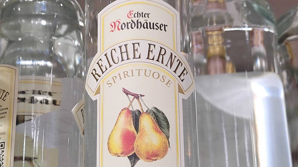 Birnenlikör-Test: Nahaufnahme des Labels mit Logo.