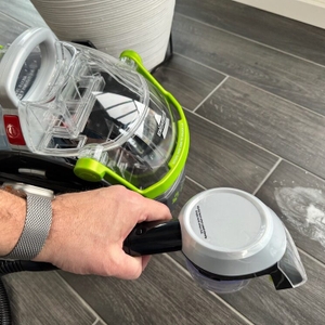 Ein Stärke-Fleck auf dem Fliesenboden wird mit dem Bissell 15585 SpotClean Pet Pro Portable gereinigt
