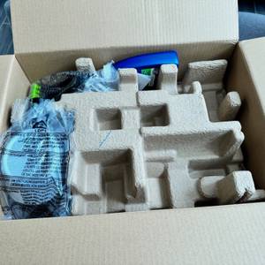 Geöffneter Karton des Bissell 15585 SpotClean Pet Pro Portable