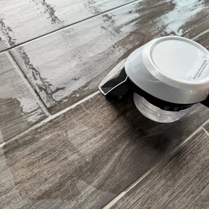 Reinigung auf dem Boden mit viel Wasser beim Bissell 15585 SpotClean Pet Pro Portable