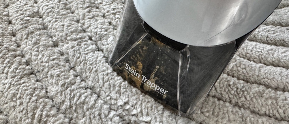 Handgerät des Bissell 15585 SpotClean Pet Pro Portable reinigt den Teppich