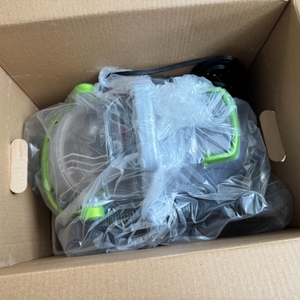 Der Bissell 15585 SpotClean Pet Pro Portable ist im Karton in Folie eingewickelt