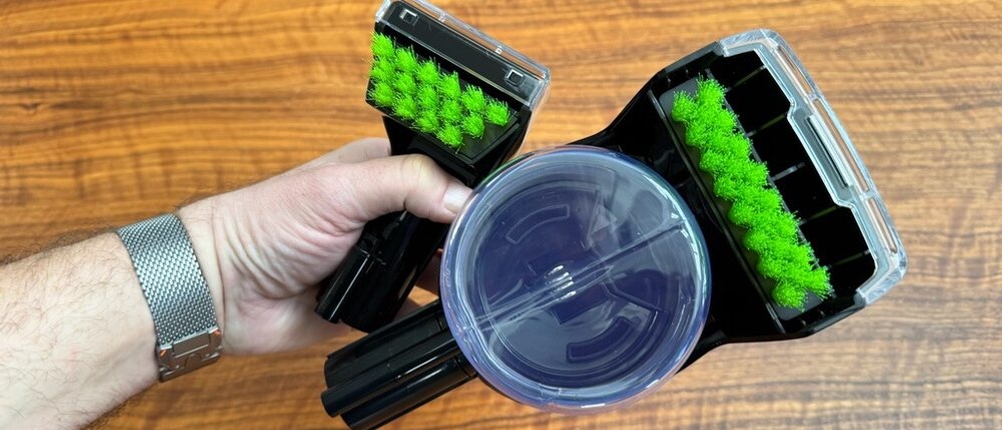 Eine Hand hält verschiedene Aufsätze des Bissell 15585 SpotClean Pet Pro Portable