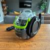 Bissell 15585 SpotClean Pet Pro Portable auf dem Tisch