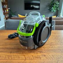 Bissell 15585 SpotClean Pet Pro Portable auf dem Tisch