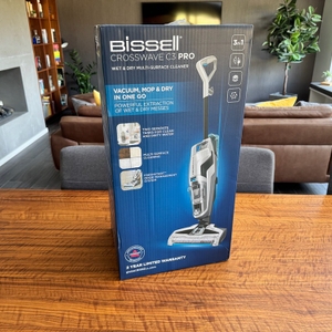 Der Karton des Bissell CrossWave C3 Pro steht auf einem Tisch