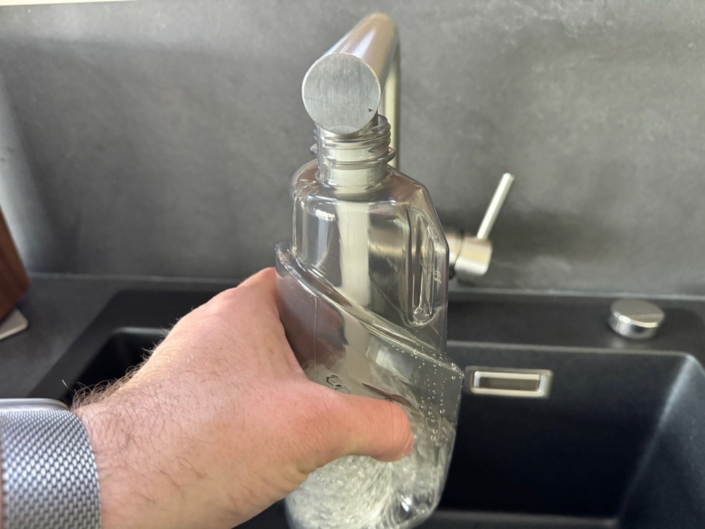 Das Auffüllen des Wasserbehälters des Bissell CrossWave C3 Pro