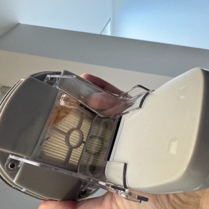 Einer der Filter der Bissell CrossWave C3 Pro nach dem Aufsaugen von braunem Zucker