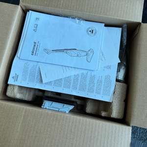 Der oben geöffnete Karton des Bissell CrossWave C3 Pro