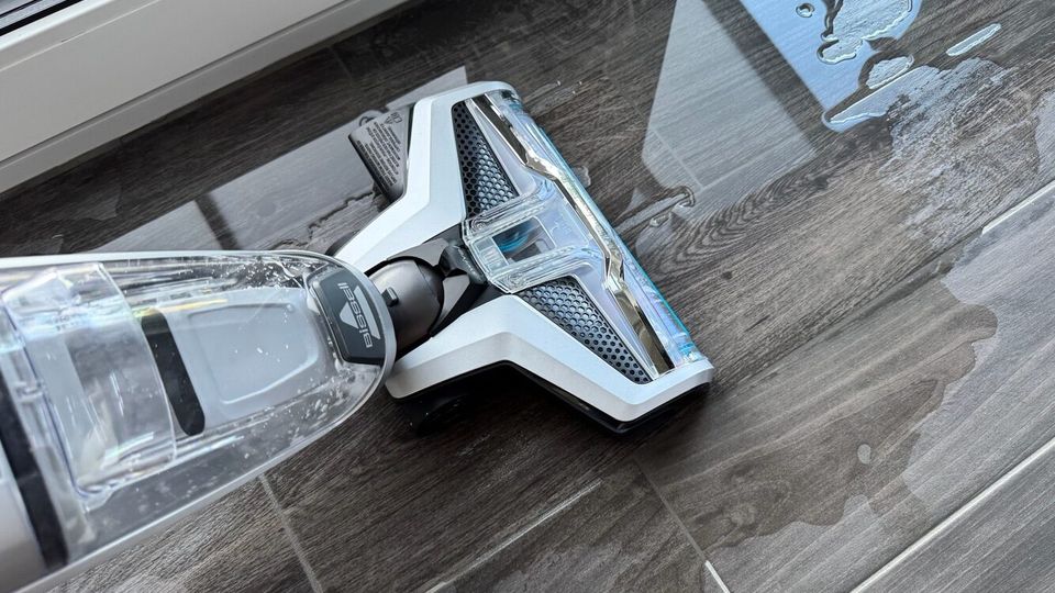 Der Bissell CrossWave C3 Pro saugt eine Wasserpfütze auf