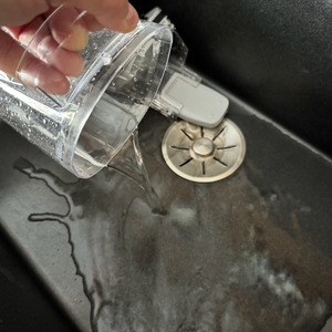 Leeren des Wasserbehälters des Bissell CrossWave C3 Pro