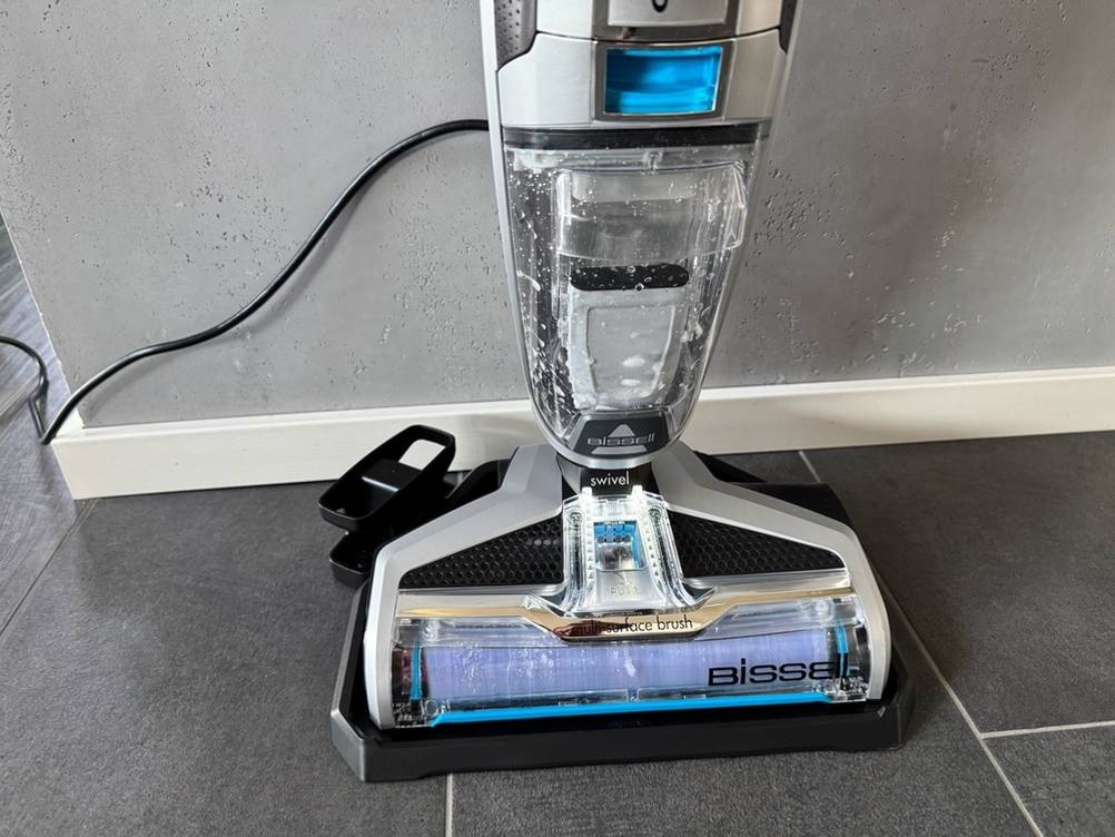 Der Bissell CrossWave C3 Pro während der Selbstreinigung