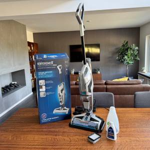 Der Bissell CrossWave C3 Pro steht neben seinem Karton auf einem Tisch