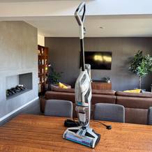 Der Bissell CrossWave C3 Pro steht auf einem Tisch