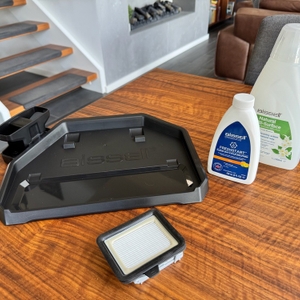 Das Zubehör des Bissell CrossWave C3 Pro liegt auf einem Tisch