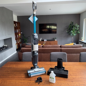 Ausgepackter Bissell CrossWave HF3 mit Zubehör