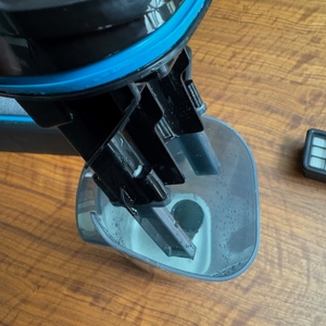 Filtereinheit herausheben beim Bissell CrossWave HF3