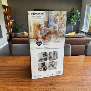Der Karton des Bissell Crosswave Hydrosteam PET steht auf einem Tisch