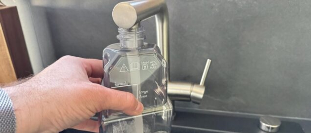 Wasser wird in den Behälter des Bissell Crosswave Hydrosteam PET gefüllt