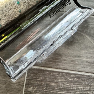 Die verschmutzte Abdeckung der Rolle des Bissell Crosswave Hydrosteam PET