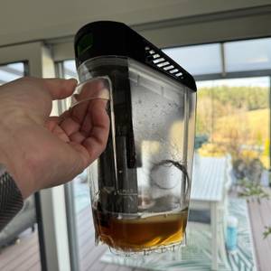 Der gefüllte Schmutzwasserbehälter des Bissell Crosswave Hydrosteam PET