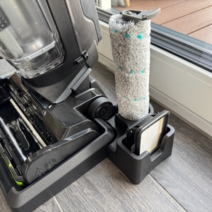 Der Bissell Crosswave Hydrosteam PET steht in seiner Station