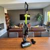 Der Bissell Crosswave Hydrosteam PET steht auf einem Tisch
