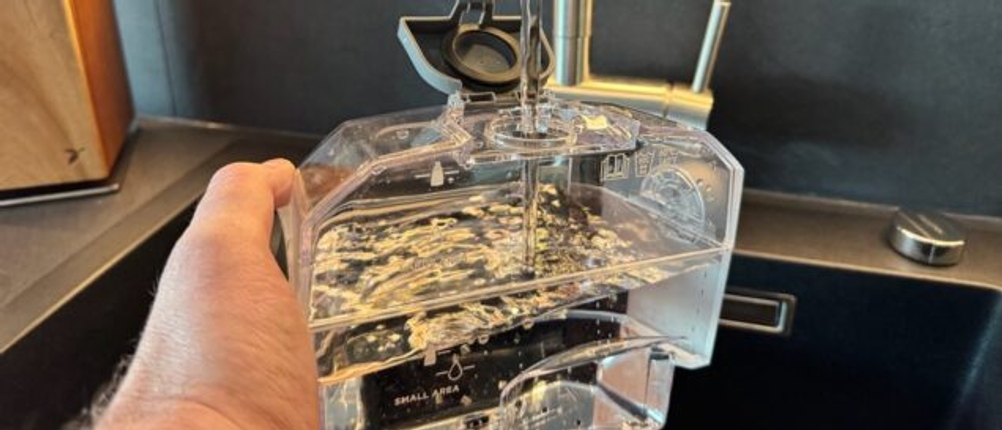 Wasser wird in den Behälter des Bissell SpotClean 3689N gefüllt