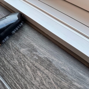 Der Bissell SpotClean 3689N beim Reinigen einer Kante