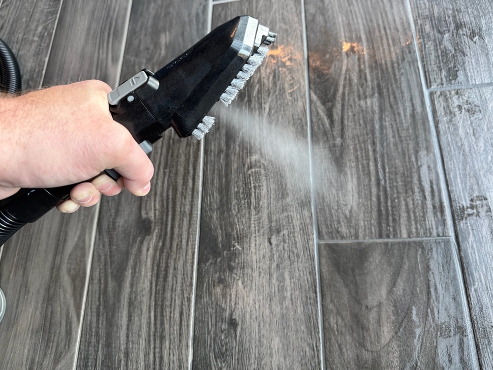 Dampf kommt aus der Reinigungsbürste des Bissell SpotClean 3689N