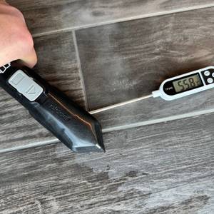 Ein Thermometer an der Reinigungsbürste des Bissell SpotClean 3689N zeigt 55,8°C an