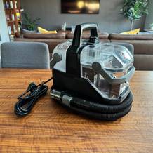 Der Bissell SpotClean 3689N steht auf einem Tisch