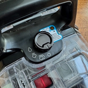 Die Bedienelemente des Bissell SpotClean 3689N