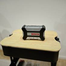 Das Bitset von Bosch steht auf einer hölzernen Platte vor einem weißen Hintergrund.