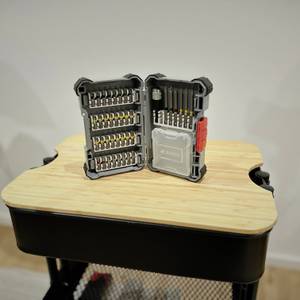 Zu sehen ist das aufgeklappte Bitset von Bosch auf einer hölzernen Platte vor einem weißen Hintergrund.