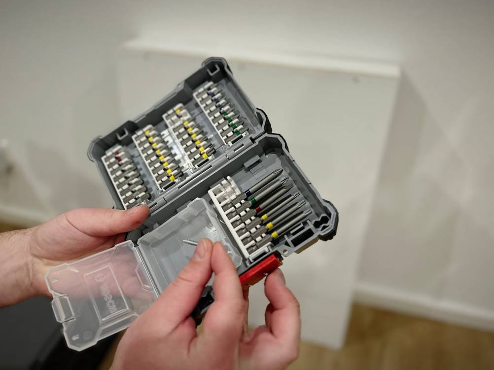 Zu sehen ist eine Nahaufnahme des aufgeklappten Bitsets von Bosch. Im Fokus ist die Transportbox für Schrauben.