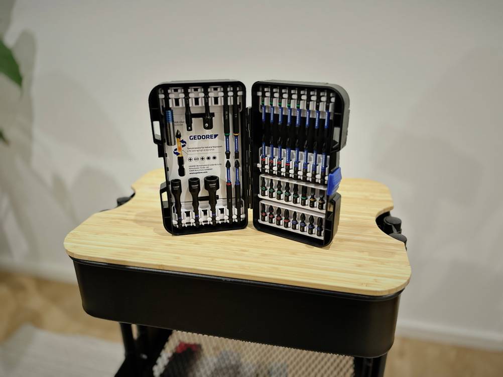 Das Bitset von Gedore steht aufgeklappt auf einer hölzernen Platte.