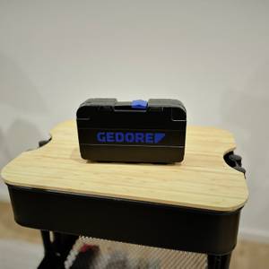 Das Gedore-Bitset steht auf einer hölzernen Platte vor einer weißen Wand.