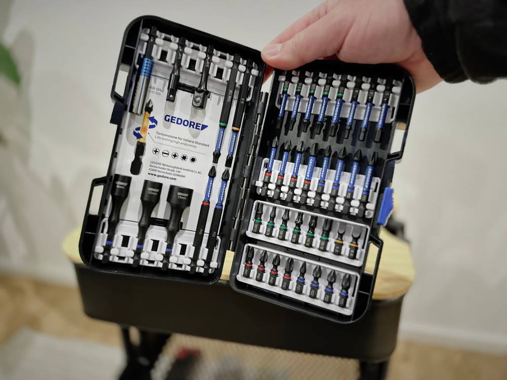 Eine Hand hält das aufgeklappte Bitset von Gedore.