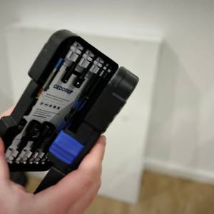 Das Gedore-Bitset wird mit einer Hand geöffnet.