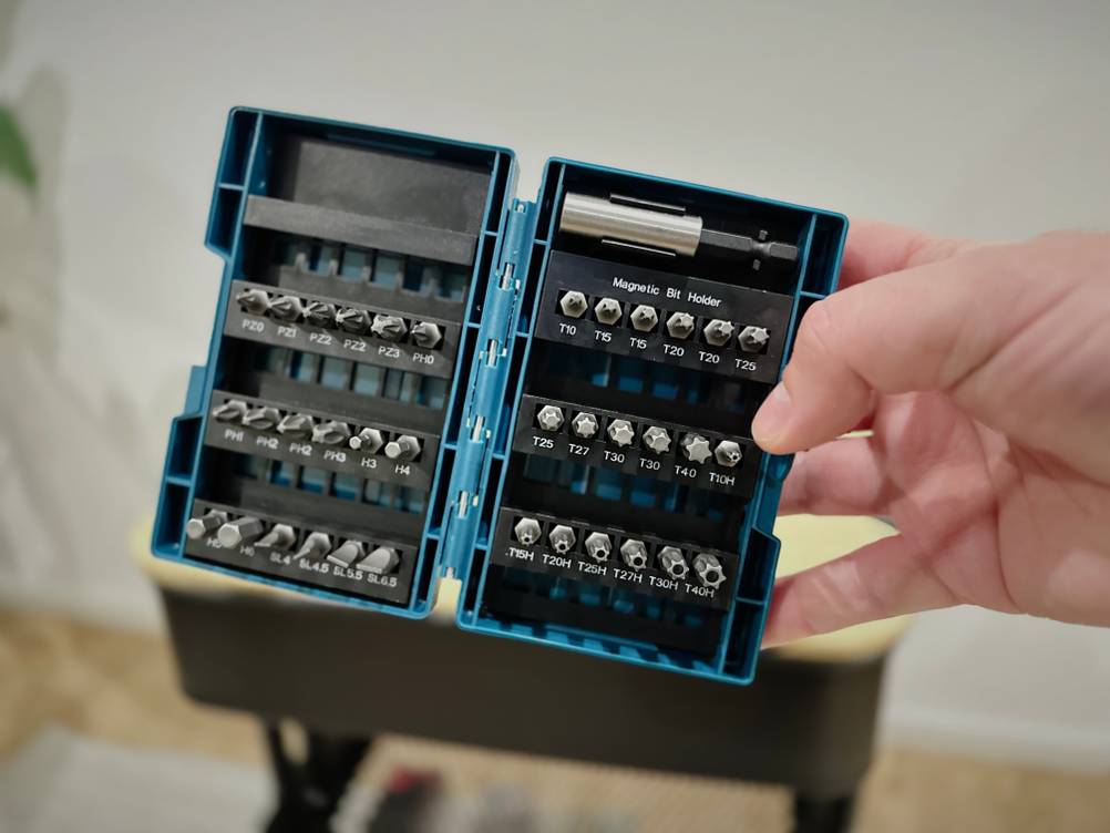 Eine Hand hält das aufgeklappte Bitset von Makita.