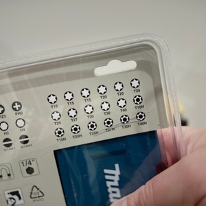 Nahaufnahme der Maikta-Verpackung mit Abbildungen von verschiedenen Bits.