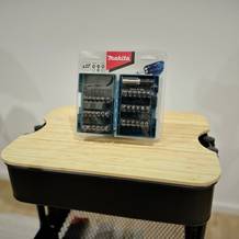 Das Bitset von Makita steht auf einem hölzernen Untergrund vor einem weißen Hintergrund.